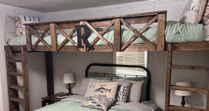 Escape to this perfect 3BR, 2BA spacious lakeside cabin!