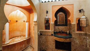 Deluxe Suite, Patio, Garden View | Bathroom