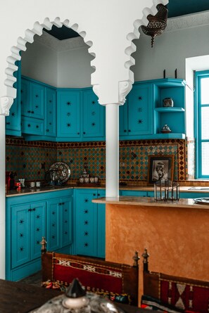 Suite superior, baño en la habitación, vista a la ciudad (Charf Suite) | Cocina privada | Cafetera de espresso y cafetera y tetera