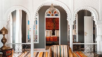 Suite Deluxe, balcón, vista a la ciudad | Interior