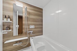 Basic Quadruple Room, Multiple Beds, Non Smoking, Private Bathroom | Bathroom - Hotel Rakurakuan (Kyoto City)