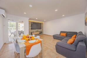 TV, ping pong - Villa Som 5 with swimming pool, close to restaurants and shops (Alcudia)
