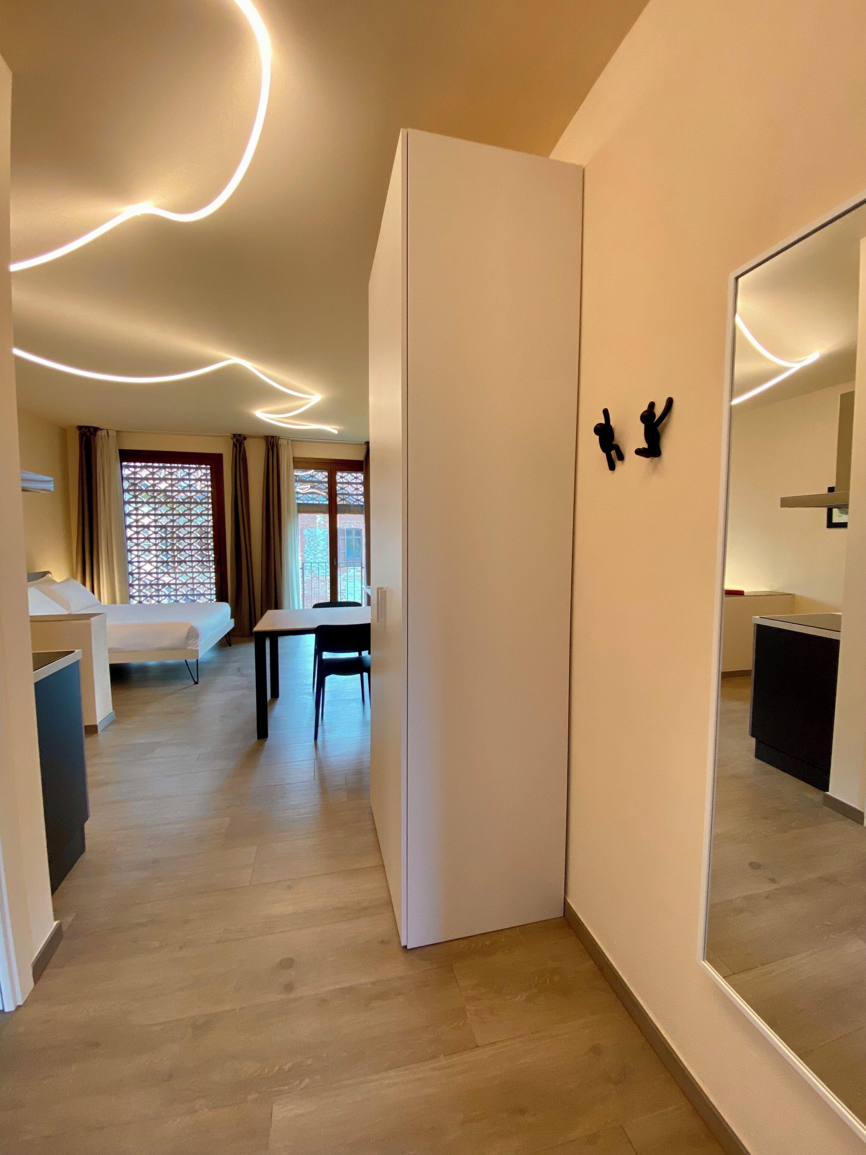 Une chambre d’hôtel moderne équipée d’un lit, d’un bureau et d’un coin repas.