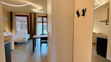 Une chambre d’hôtel moderne équipée d’un lit, d’un bureau et d’un coin repas.