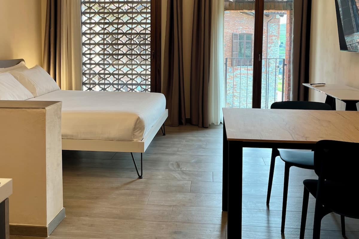 Apartemen Comfort, dapur, pemandangan kebun | Seprai premium, brankas, tirai kedap cahaya, dan Wi-Fi gratis