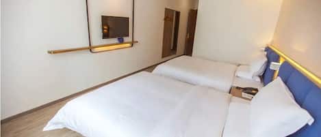 Basic Twin Room | Desk, laptop workspace, free WiFi