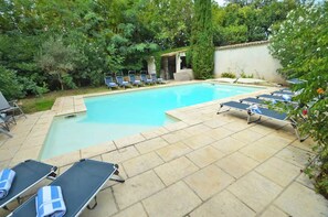 A swimming pool with lounge chairs and a small building, surrounded by trees. - Villa Monplaisir – Pool, Billiards, Peaceful (Avignon)