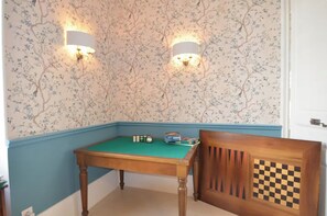 A room with a pool table, two wall-mounted lamps, and a checkered chessboard. - Villa Monplaisir – Pool, Billiards, Peaceful (Avignon)