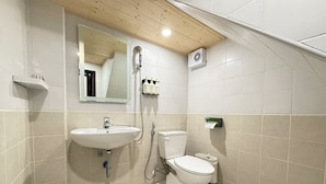 Standaard tweepersoonskamer, niet-roken | Badkamer | Een douche, een haardroger, handdoeken, shampoo