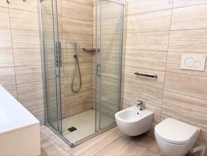 Een douche, een bidet, handdoeken