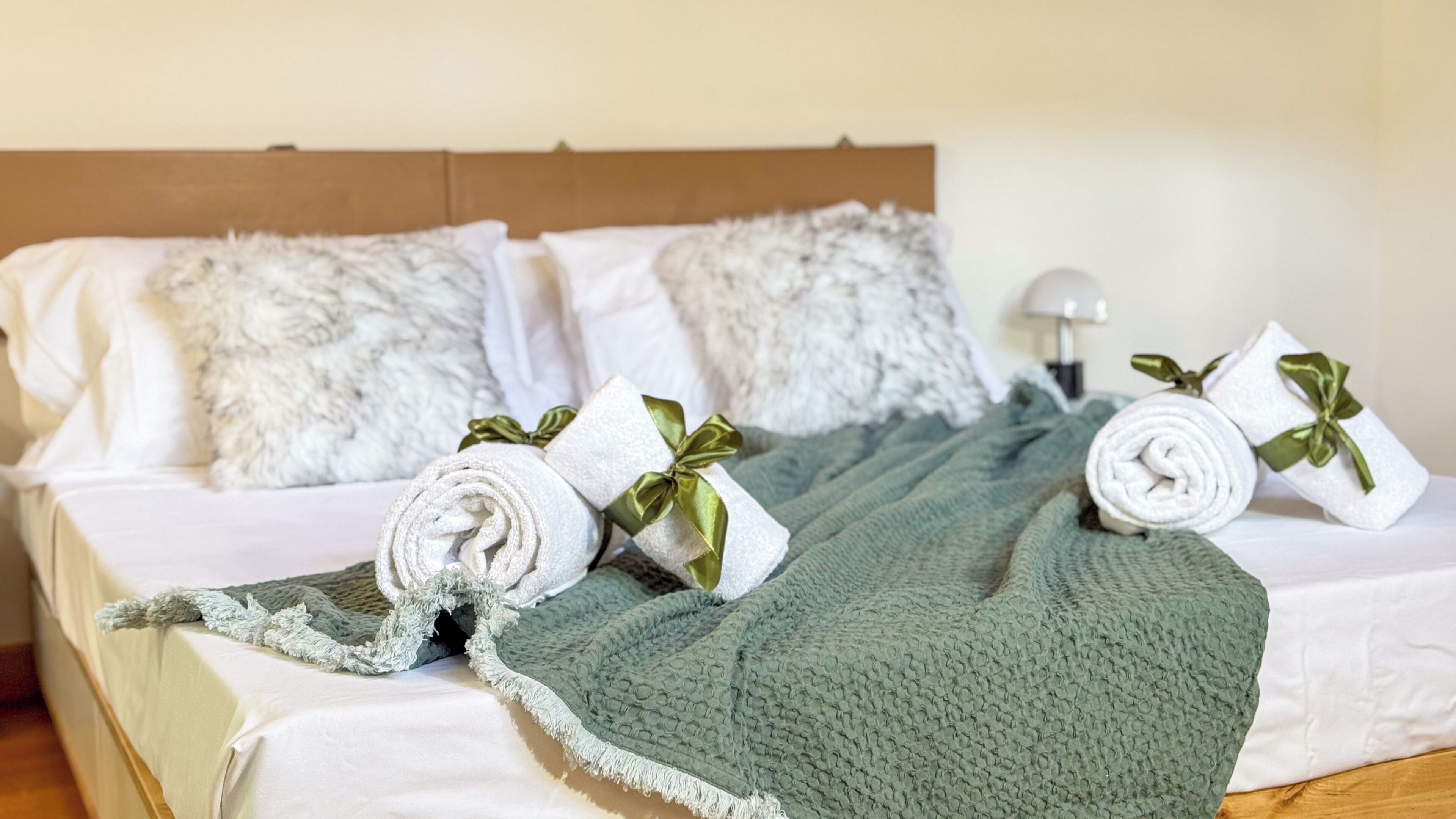 Tabla de planchar con plancha, wifi gratis y ropa de cama 