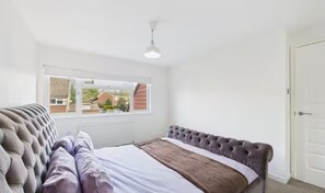 3 bedrooms, WiFi - 3-Bed Semi-Detached, Perfect for Work & Family (Calcot)