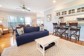 Living area - Bucket List - Beautiful golf course views (Edisto Island)