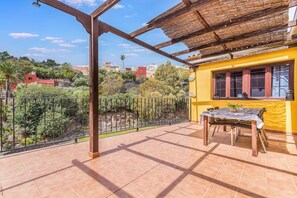 Outdoor dining - A modern Canarian house (Ingenio)