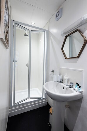 Bathroom - Guestz at The Wellington (Blackpool)