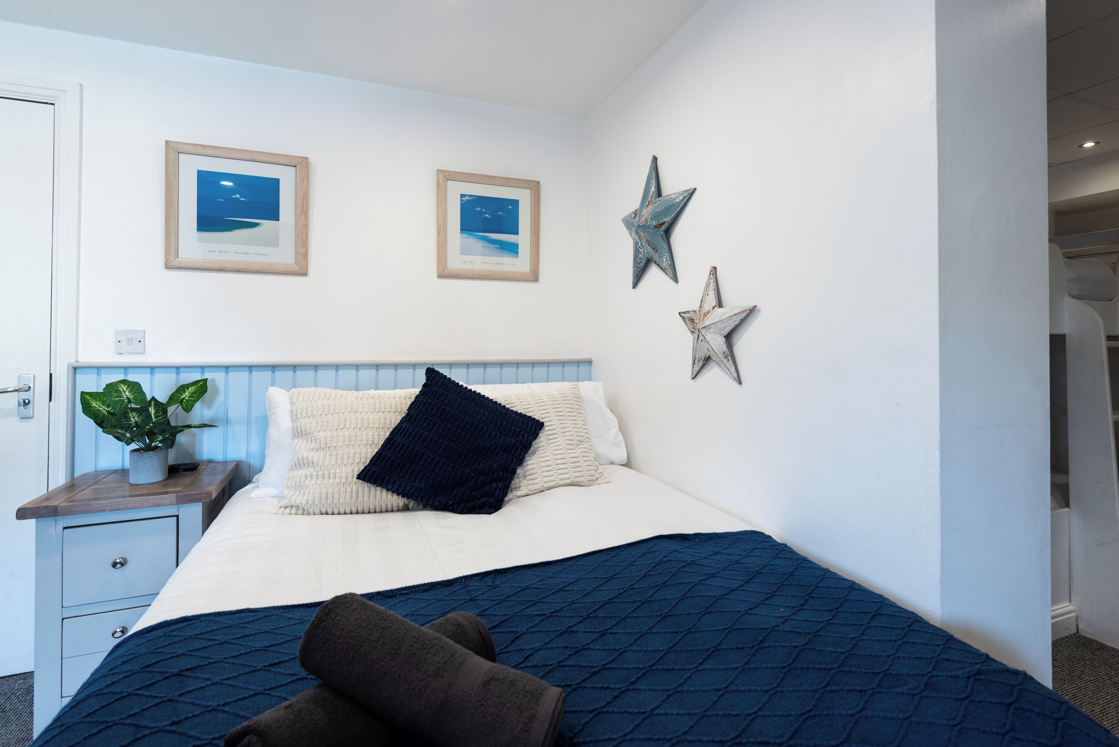 Tabla de planchar con plancha y ropa de cama 