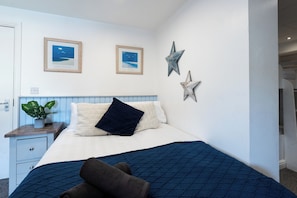 Iron/ironing board, bed sheets