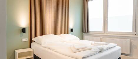 Iron/ironing board, WiFi, bed sheets