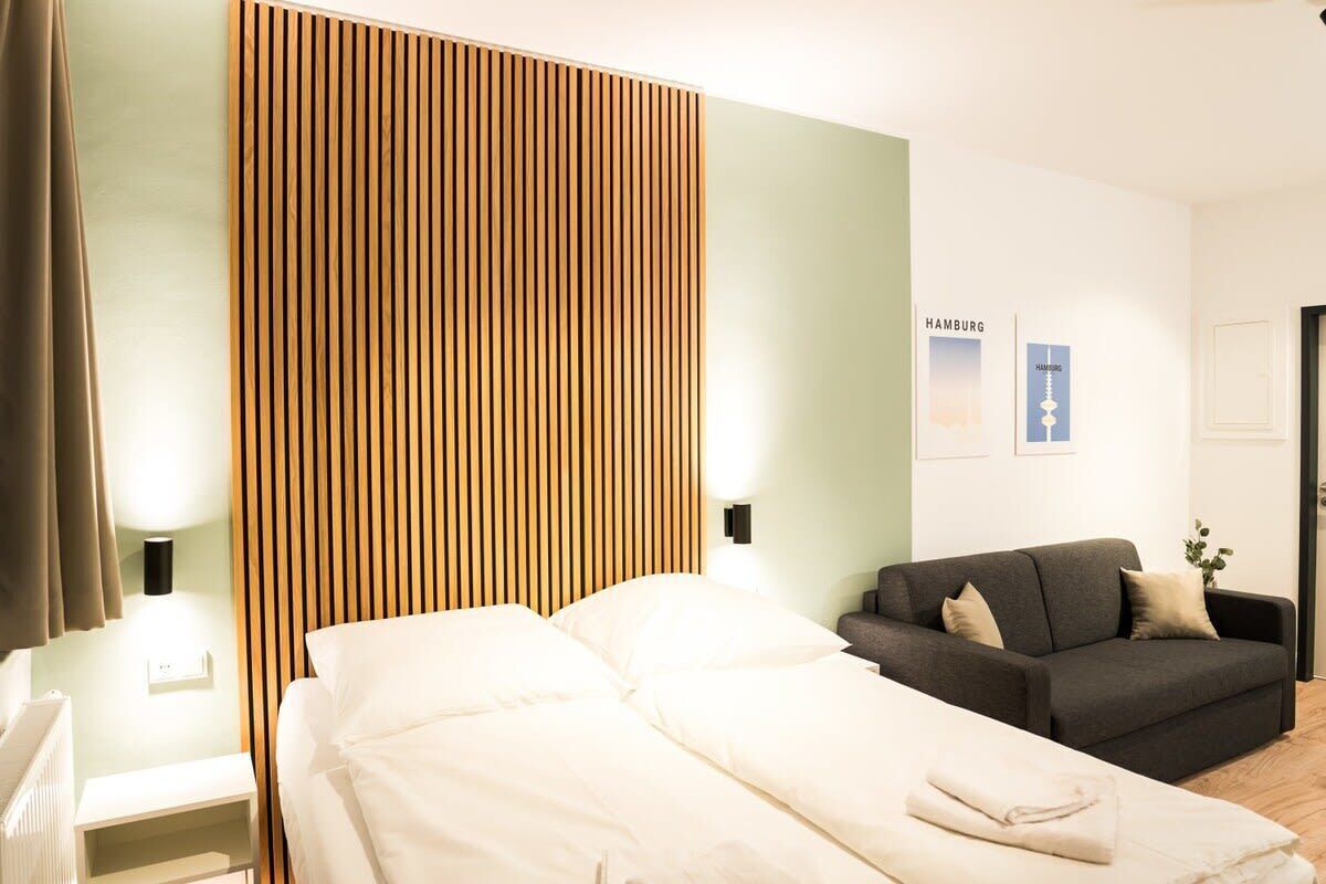 Tabla de planchar con plancha, wifi, ropa de cama