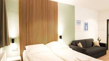 Tabla de planchar con plancha, wifi, ropa de cama