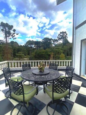 Outdoor dining - Vrbo Property (Campos do Jordão)