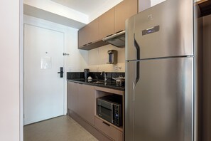 Estúdio conforto, vista para a cidade | Cozinha privada | Geladeira, micro-ondas, cooktop, máquina de café expresso