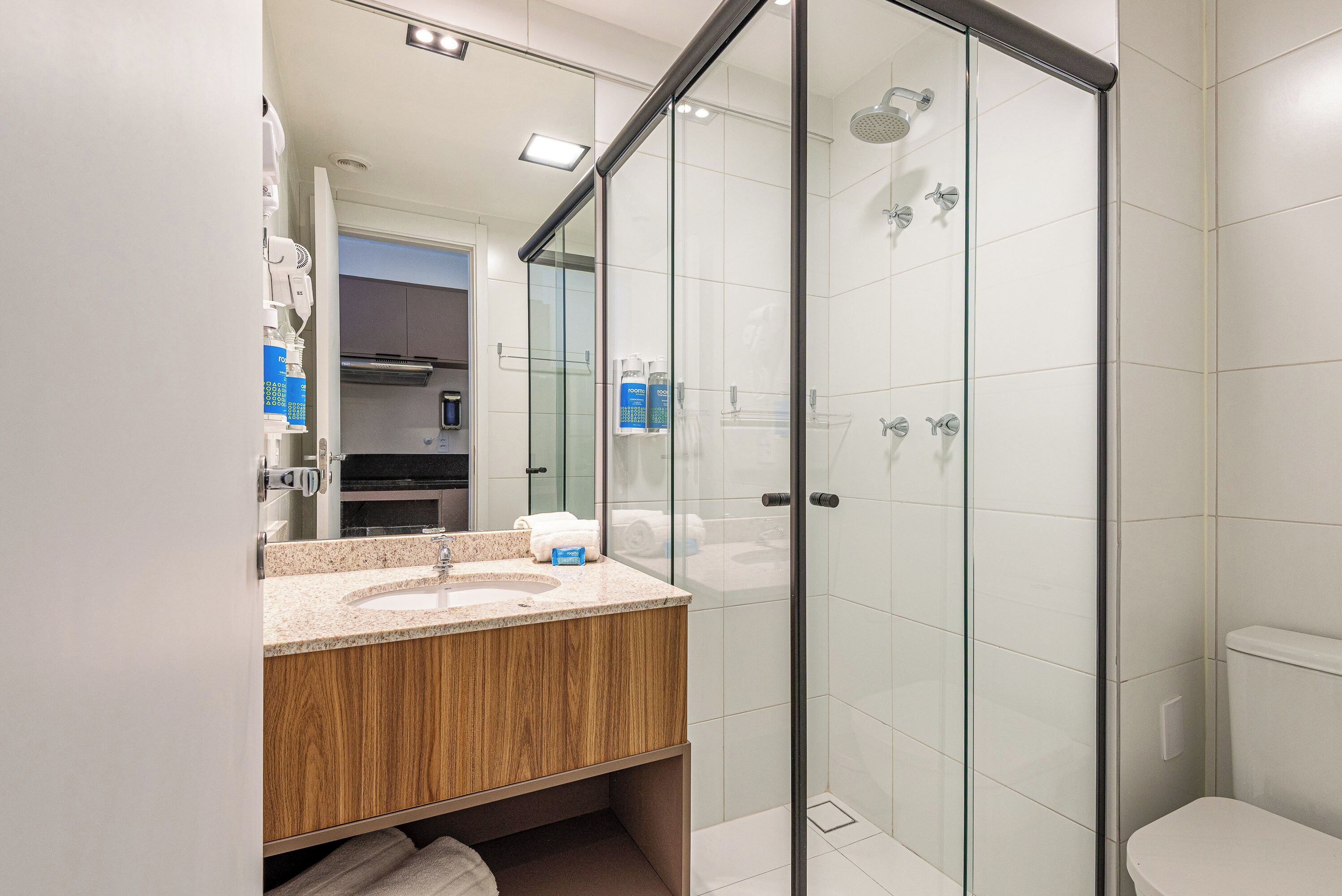 Comfort Studio, City View | Bathroom | Hair dryer, towels, soap, shampoo