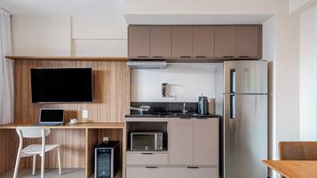 Quarto casal superior, vista para a cidade | Cozinha privada | Geladeira, micro-ondas, cooktop, máquina de café expresso