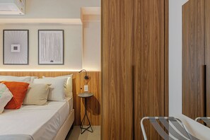 Comfort studio, uitzicht op stad | Een kluis op de kamer, een laptopwerkplek, verduisterende gordijnen