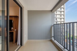 Comfort studio, uitzicht op stad | Veranda