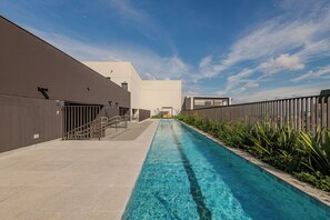 Una piscina al aire libre