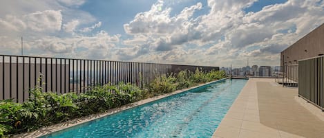 Una piscina al aire libre