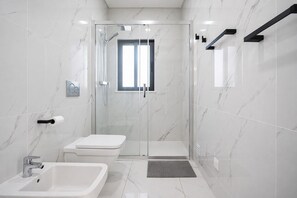 Dusche, Haartrockner, Handtücher