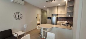 Fridge, oven, stovetop, dishwasher - 2BDR Modern City Apartment close to Viaduct Quater (Auckland)