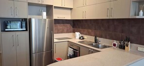 Fridge, oven, stovetop, dishwasher - 2BDR Modern City Apartment close to Viaduct Quater (Auckland)