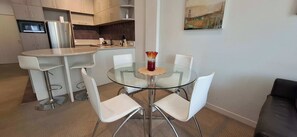 Dining - 2BDR Modern City Apartment close to Viaduct Quater (Auckland)