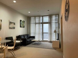 TV - 2BDR Modern City Apartment close to Viaduct Quater (Auckland)