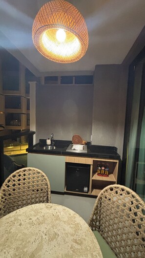 Microwave, stovetop - Deluxe beachfront apartment on Carneiros beach, complete resort for up to 4 people. (Tamandaré)