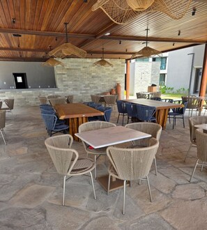 Outdoor dining - Deluxe beachfront apartment on Carneiros beach, complete resort for up to 4 people. (Tamandaré)