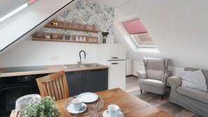 Un loft moderno con cocina, comedor y zona de estar.