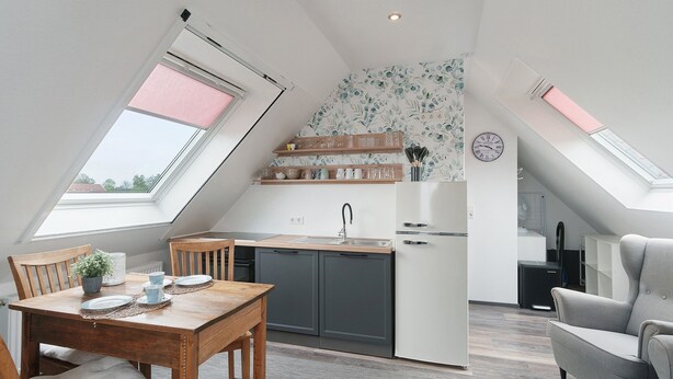 Un loft moderno con comedor, cocina y zona de estar.