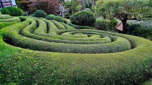 Um jardim paisagístico com um labirinto de sebes.