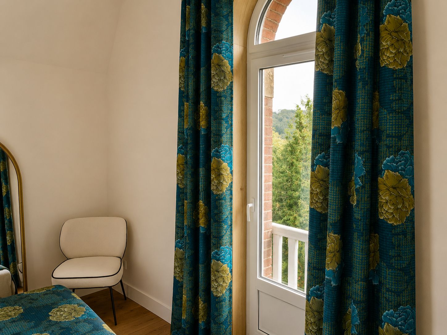 Una habitación con una silla blanca, una ventana con cortinas y vistas a la vegetación.