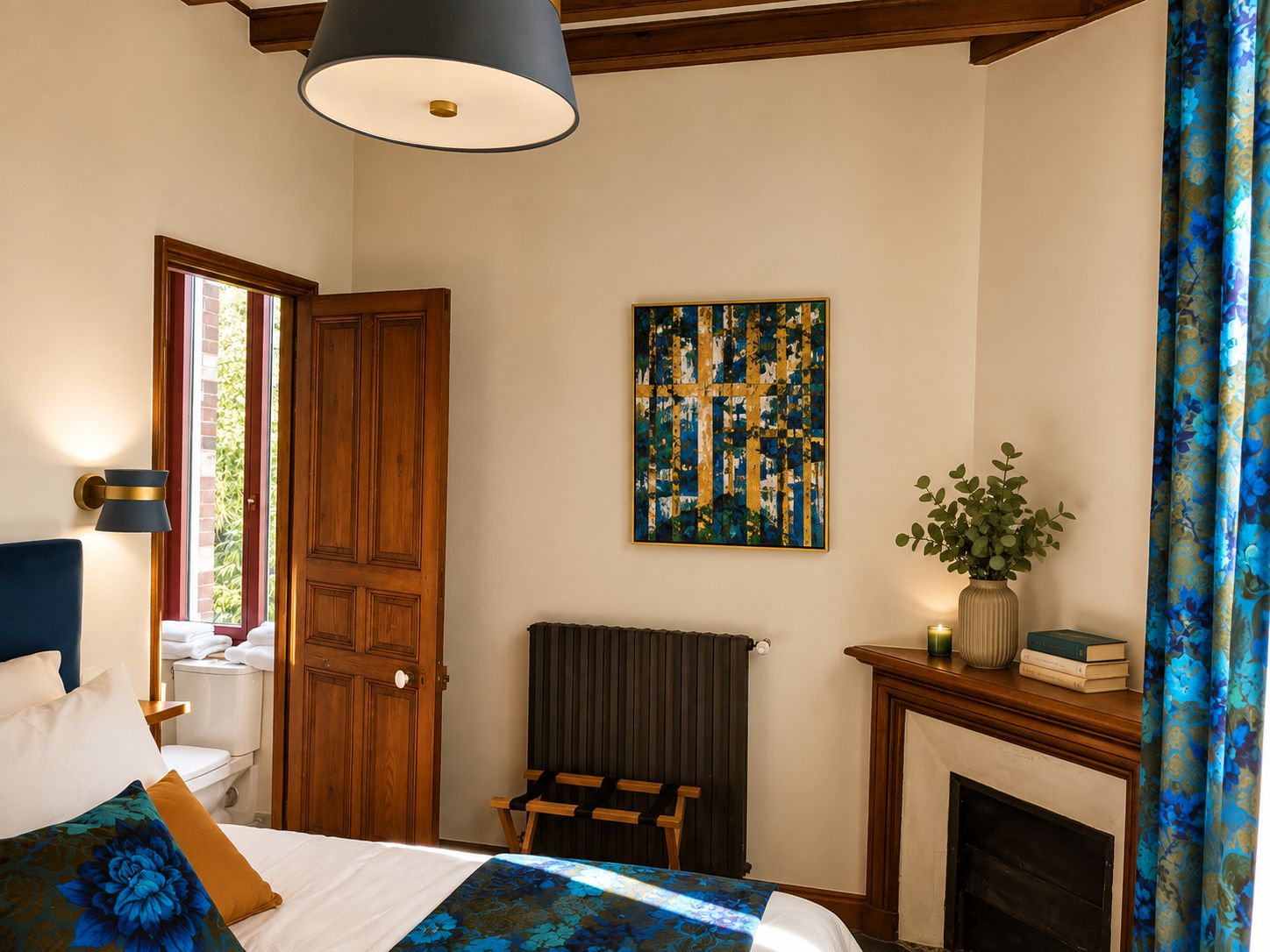 Une chambre à coucher avec un lit, une porte en bois, un radiateur, une cheminée, une œuvre d’art accrochée au mur et une fenêtre avec des rideaux.