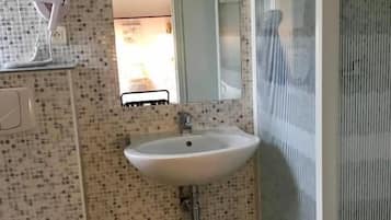 Basic Double Room | Bathroom