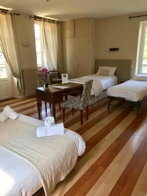 Quarto quádruplo família, sacada, vista para a cidade