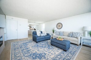 TV - Beachfront Condo / Pool / Surfing / Fishing (Virginia Beach)