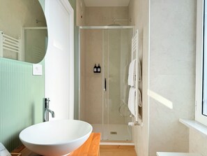 Deluxe Triple Room, City View | Bathroom - HAUS OF LEMONS (Rome)