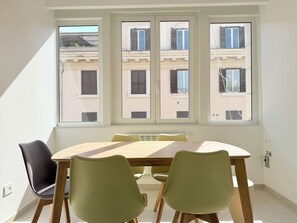 Dining - HAUS OF LEMONS (Rome)