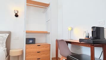 Deluxe Double Room, City View | Interior